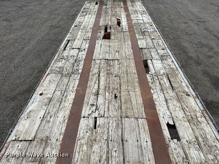 image for item DF8488 1982 Hobbs flatbed trailer