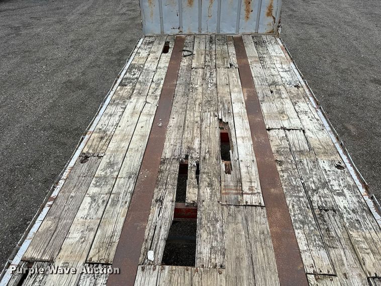 image for item DF8488 1982 Hobbs flatbed trailer