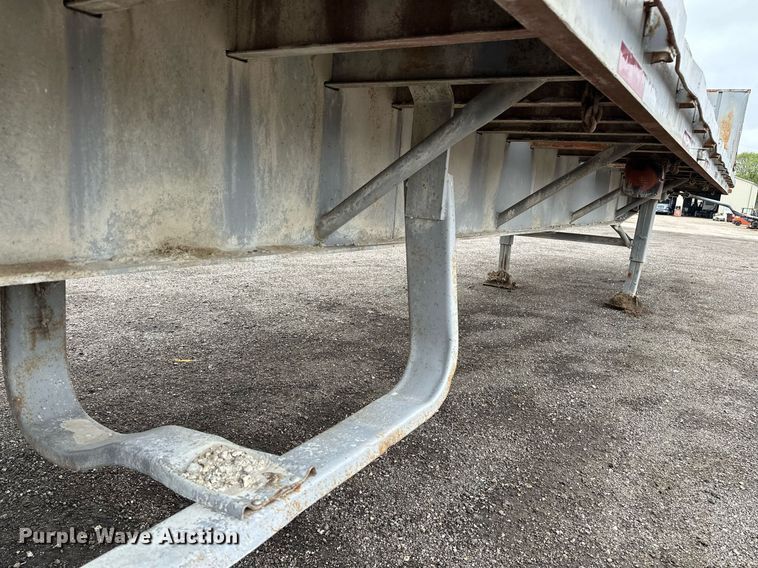 image for item DF8488 1982 Hobbs flatbed trailer