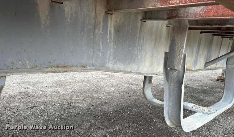 image for item DF8488 1982 Hobbs flatbed trailer