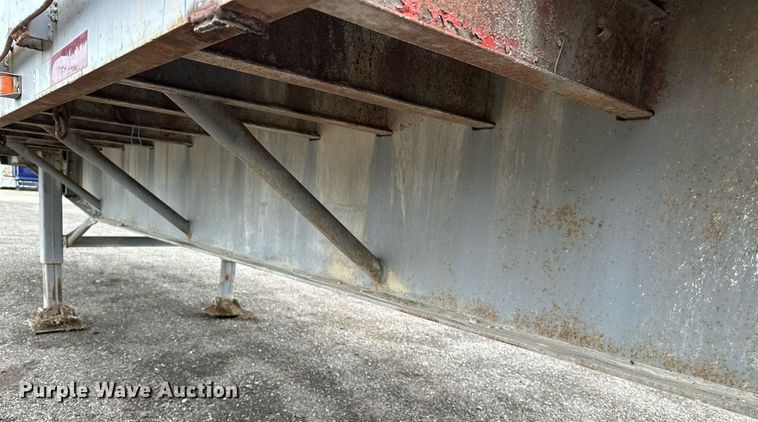 image for item DF8488 1982 Hobbs flatbed trailer