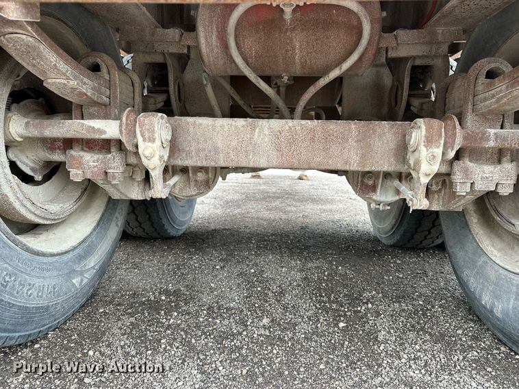 image for item DF8488 1982 Hobbs flatbed trailer