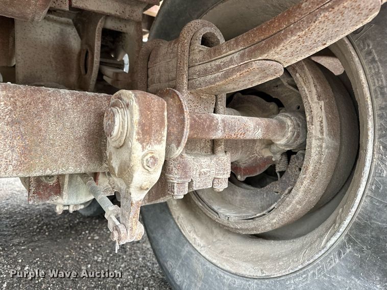 image for item DF8488 1982 Hobbs flatbed trailer