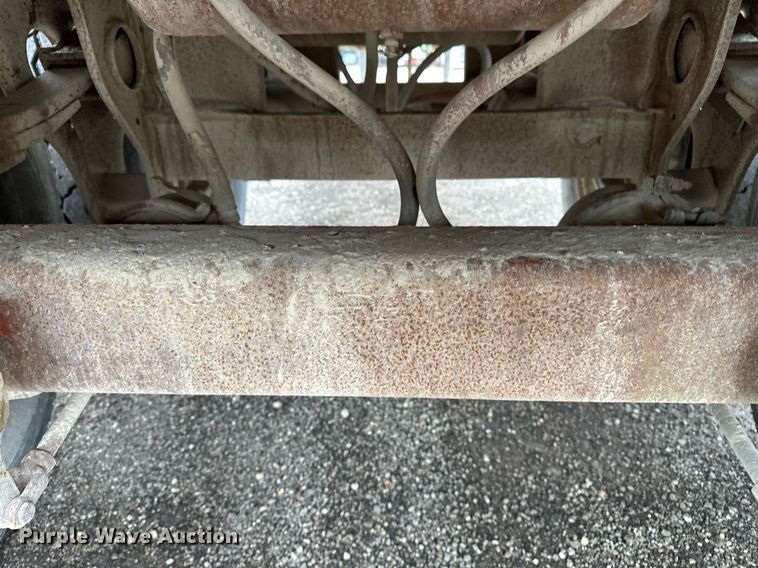 image for item DF8488 1982 Hobbs flatbed trailer