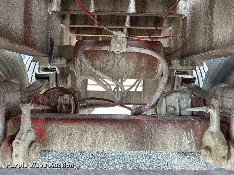 image for item DF8488 1982 Hobbs flatbed trailer