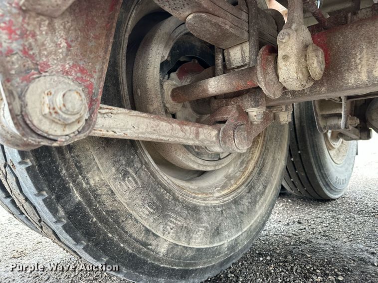 image for item DF8488 1982 Hobbs flatbed trailer