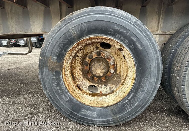 image for item DF8488 1982 Hobbs flatbed trailer