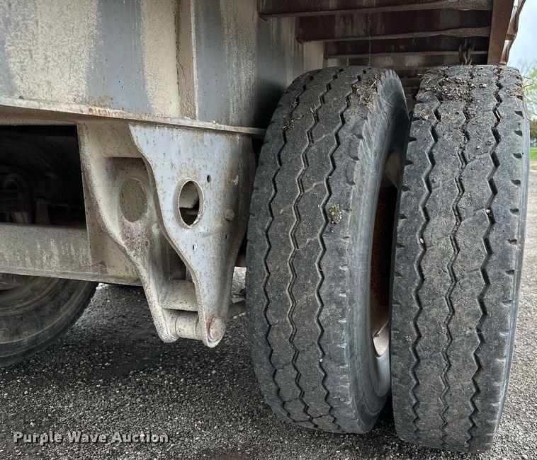 image for item DF8488 1982 Hobbs flatbed trailer