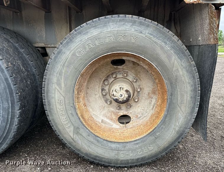 image for item DF8488 1982 Hobbs flatbed trailer