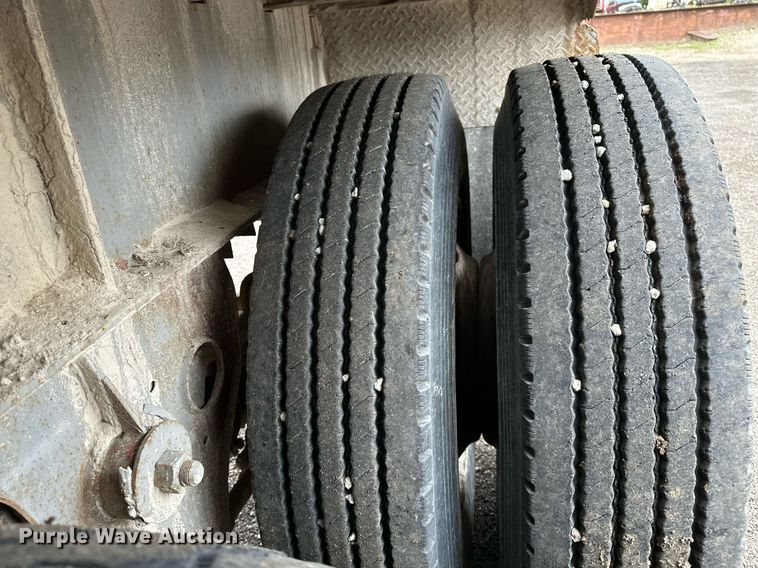 image for item DF8488 1982 Hobbs flatbed trailer