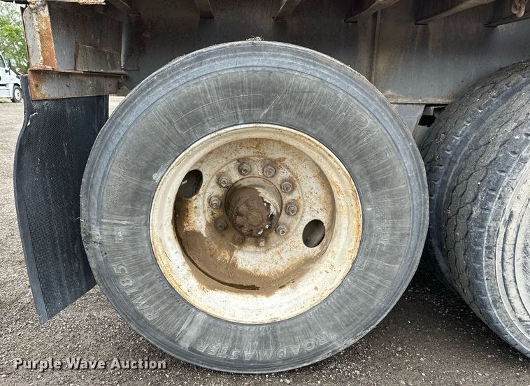 image for item DF8488 1982 Hobbs flatbed trailer