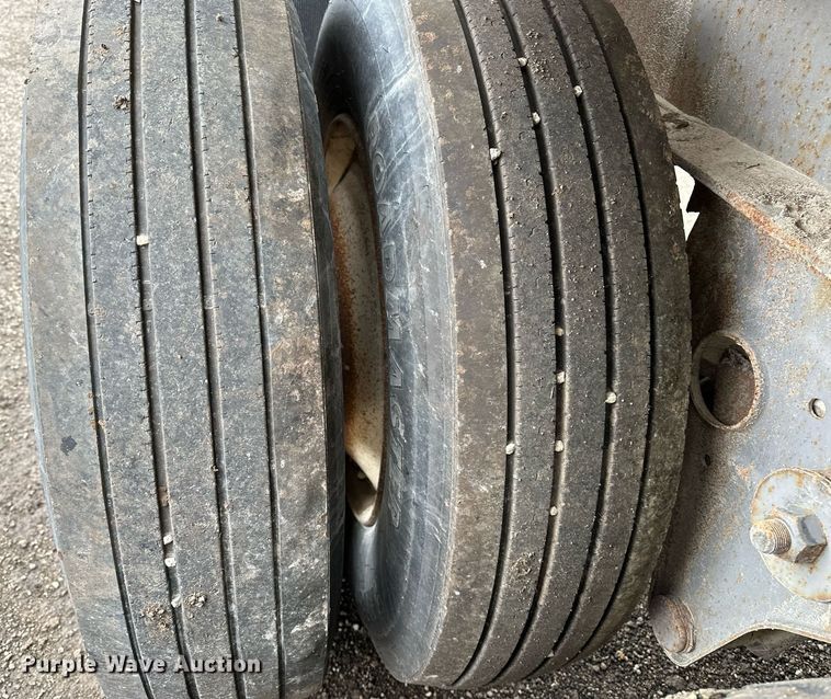 image for item DF8488 1982 Hobbs flatbed trailer