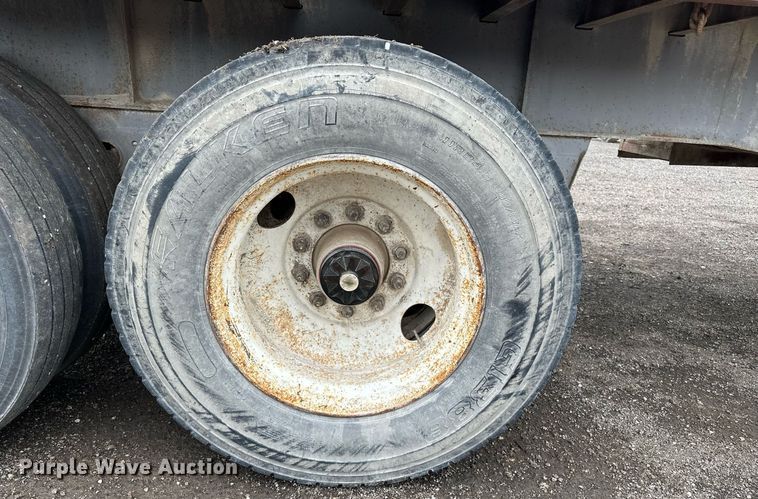 image for item DF8488 1982 Hobbs flatbed trailer