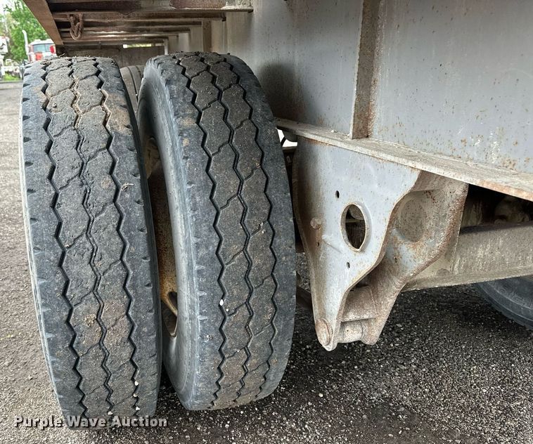 image for item DF8488 1982 Hobbs flatbed trailer