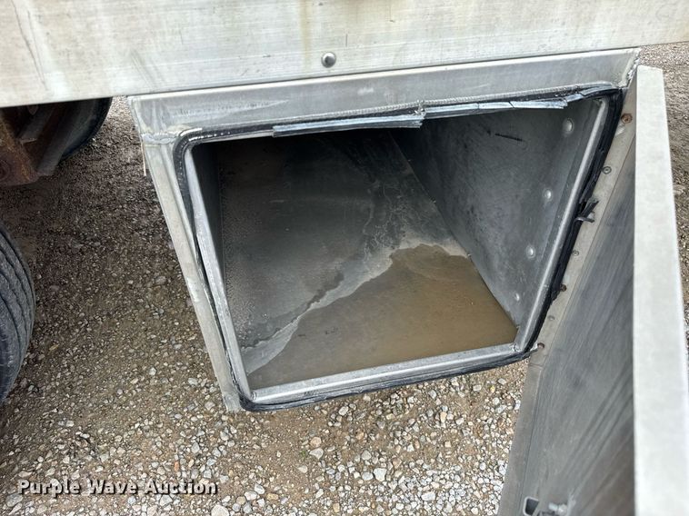 image for item DI9038 2008 EBY livestock trailer