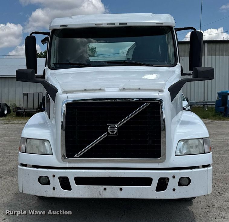 image for item DI9045 2017 Volvo VNM semi truck