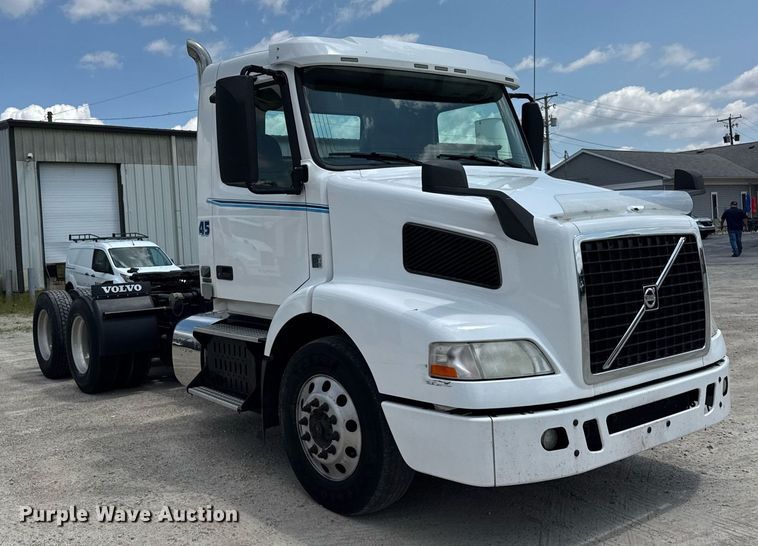 image for item DI9045 2017 Volvo VNM semi truck