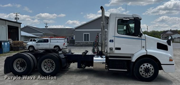 image for item DI9045 2017 Volvo VNM semi truck