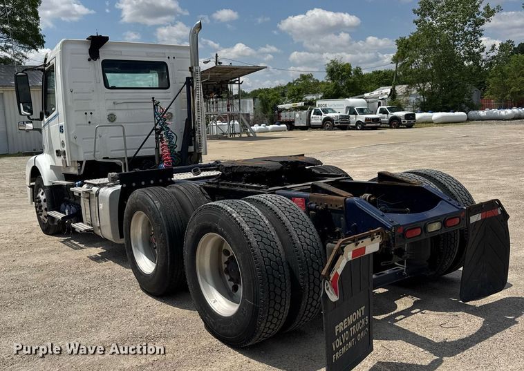 image for item DI9045 2017 Volvo VNM semi truck