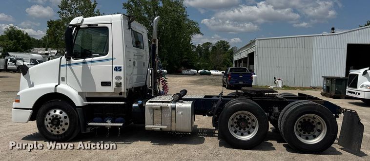 image for item DI9045 2017 Volvo VNM semi truck