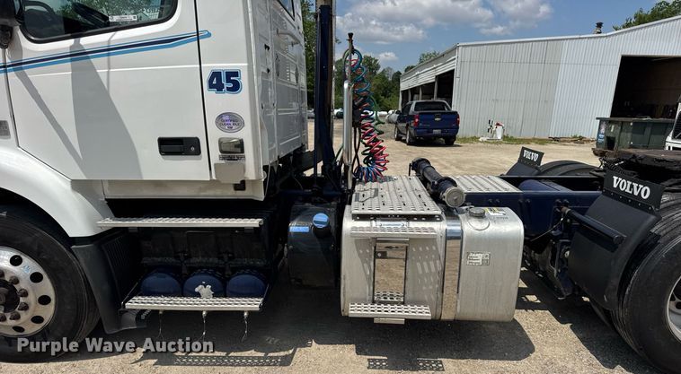 image for item DI9045 2017 Volvo VNM semi truck