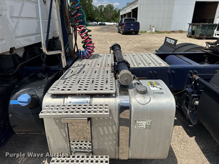 image for item DI9045 2017 Volvo VNM semi truck