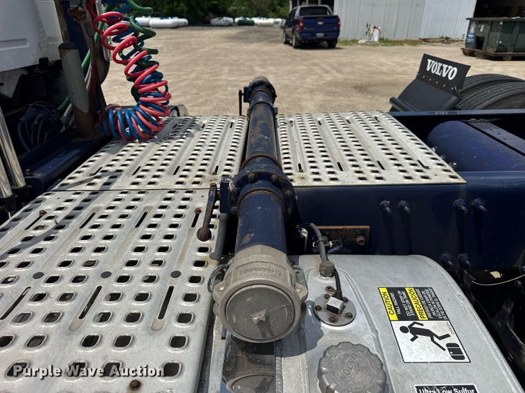 image for item DI9045 2017 Volvo VNM semi truck