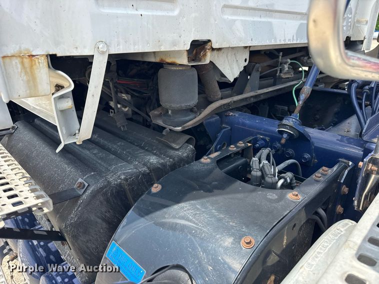 image for item DI9045 2017 Volvo VNM semi truck