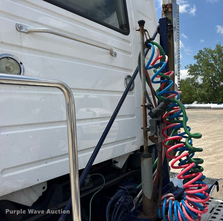 image for item DI9045 2017 Volvo VNM semi truck