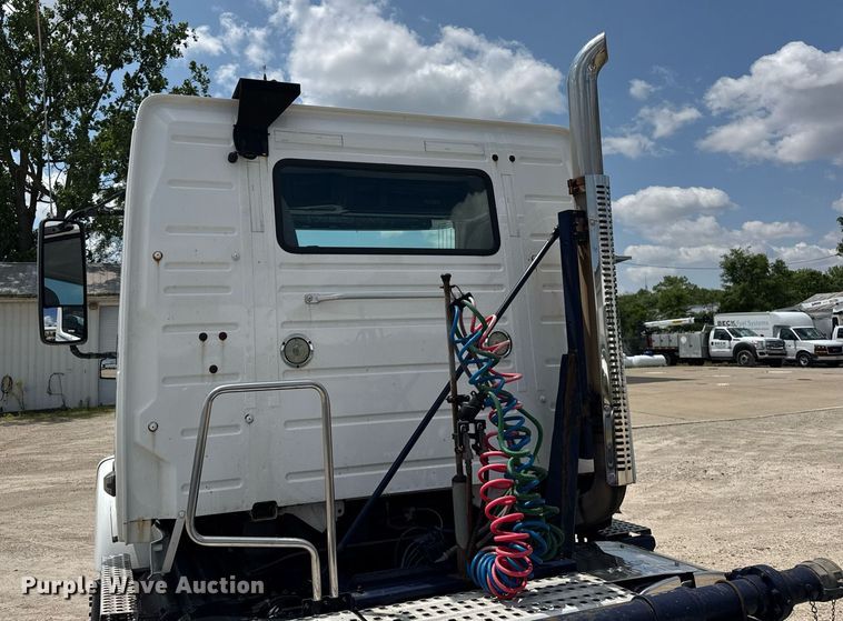 image for item DI9045 2017 Volvo VNM semi truck