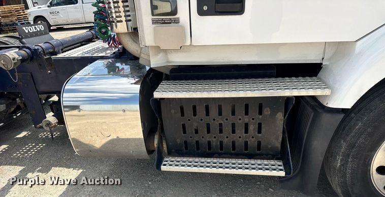 image for item DI9045 2017 Volvo VNM semi truck