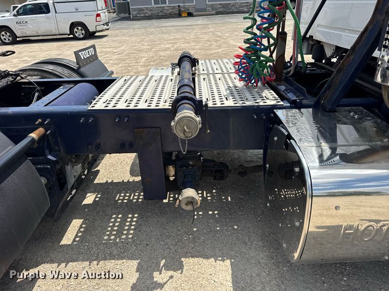 image for item DI9045 2017 Volvo VNM semi truck