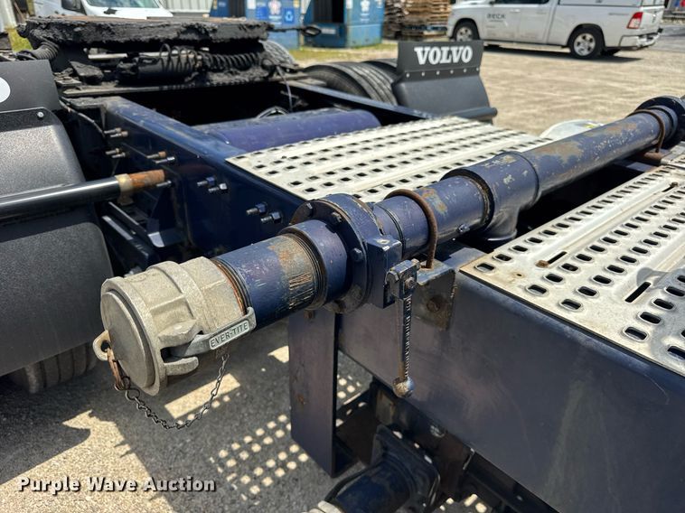 image for item DI9045 2017 Volvo VNM semi truck