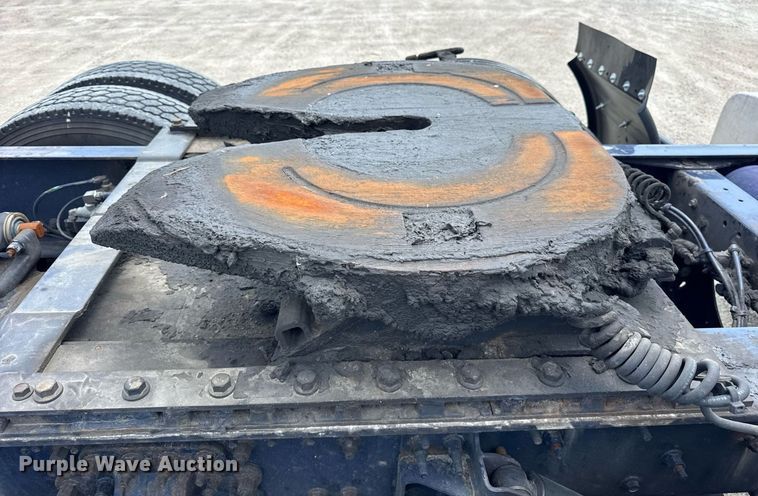 image for item DI9045 2017 Volvo VNM semi truck