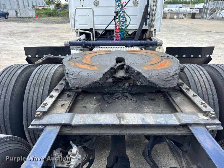 image for item DI9045 2017 Volvo VNM semi truck