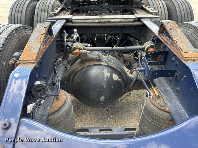 image for item DI9045 2017 Volvo VNM semi truck