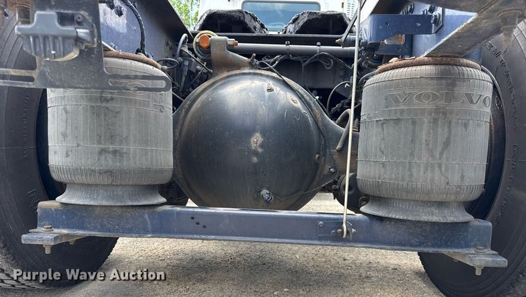 image for item DI9045 2017 Volvo VNM semi truck