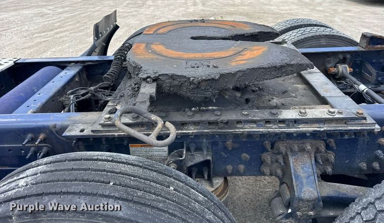 image for item DI9045 2017 Volvo VNM semi truck