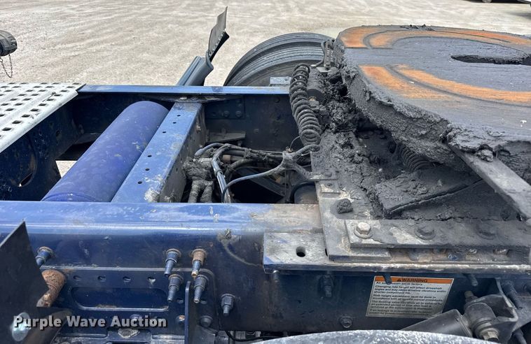 image for item DI9045 2017 Volvo VNM semi truck