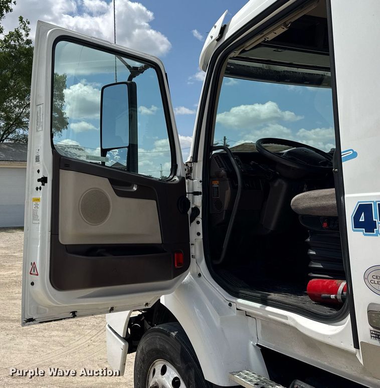 image for item DI9045 2017 Volvo VNM semi truck