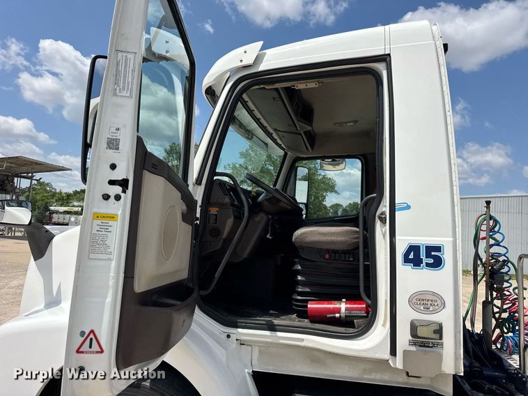 image for item DI9045 2017 Volvo VNM semi truck