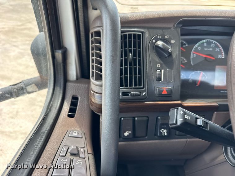 image for item DI9045 2017 Volvo VNM semi truck