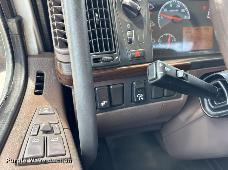 image for item DI9045 2017 Volvo VNM semi truck