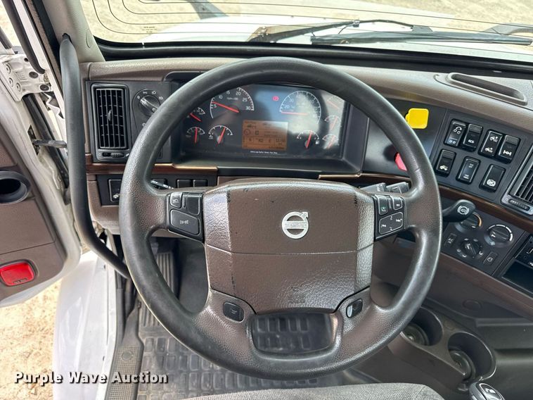 image for item DI9045 2017 Volvo VNM semi truck