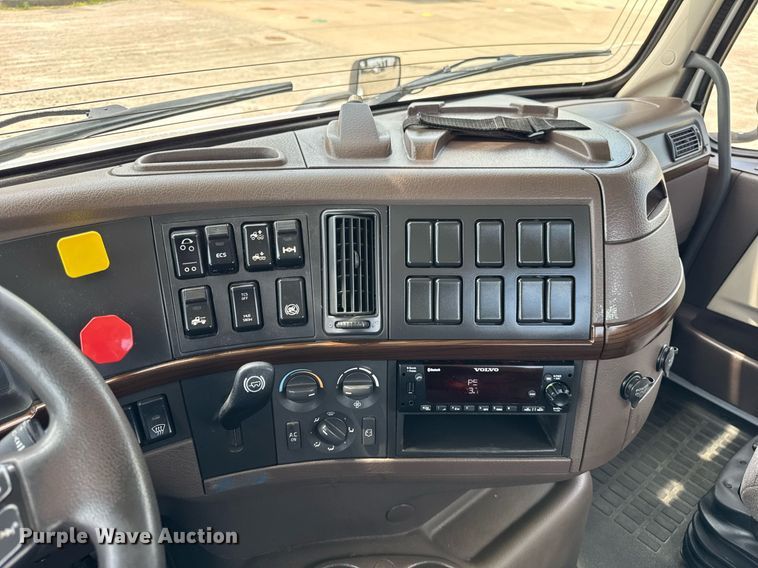 image for item DI9045 2017 Volvo VNM semi truck