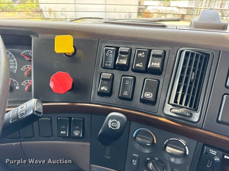 image for item DI9045 2017 Volvo VNM semi truck