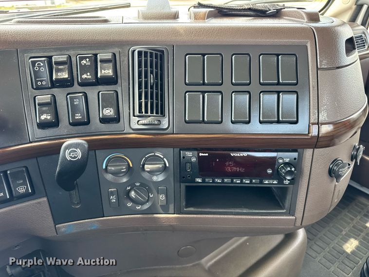 image for item DI9045 2017 Volvo VNM semi truck