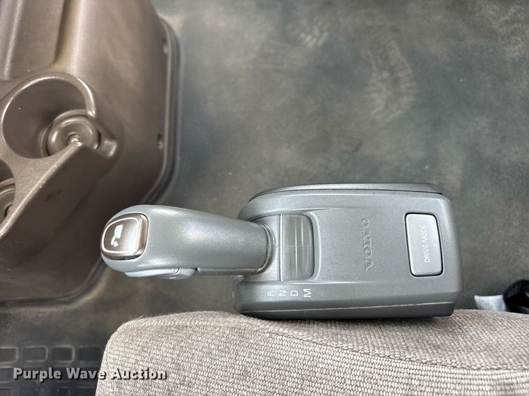 image for item DI9045 2017 Volvo VNM semi truck