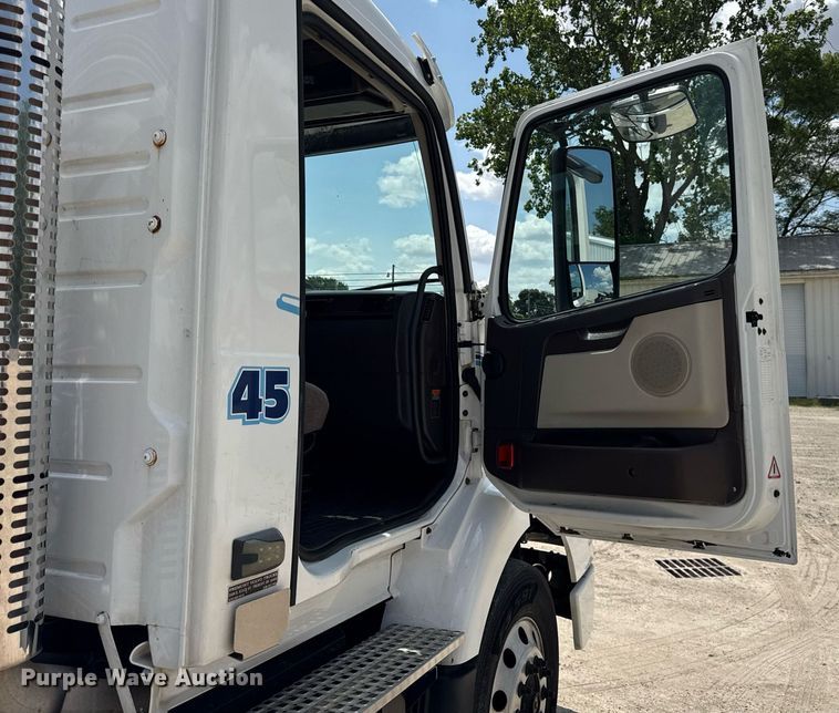 image for item DI9045 2017 Volvo VNM semi truck