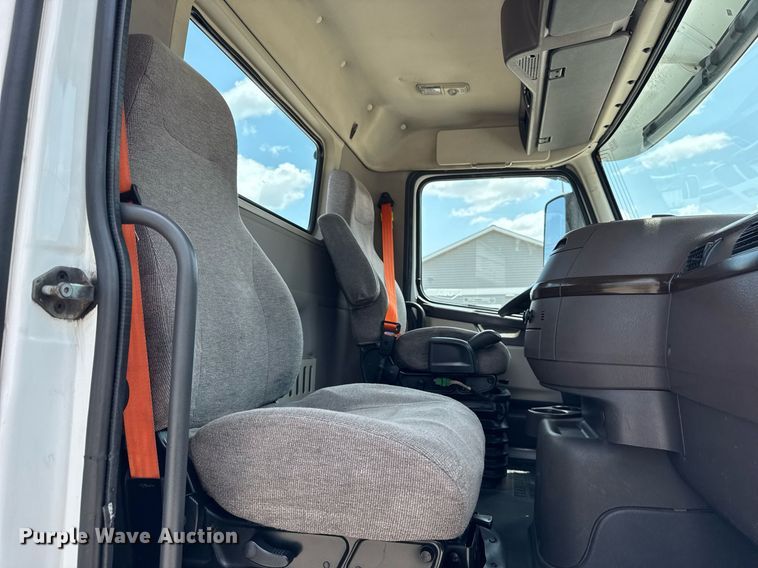 image for item DI9045 2017 Volvo VNM semi truck